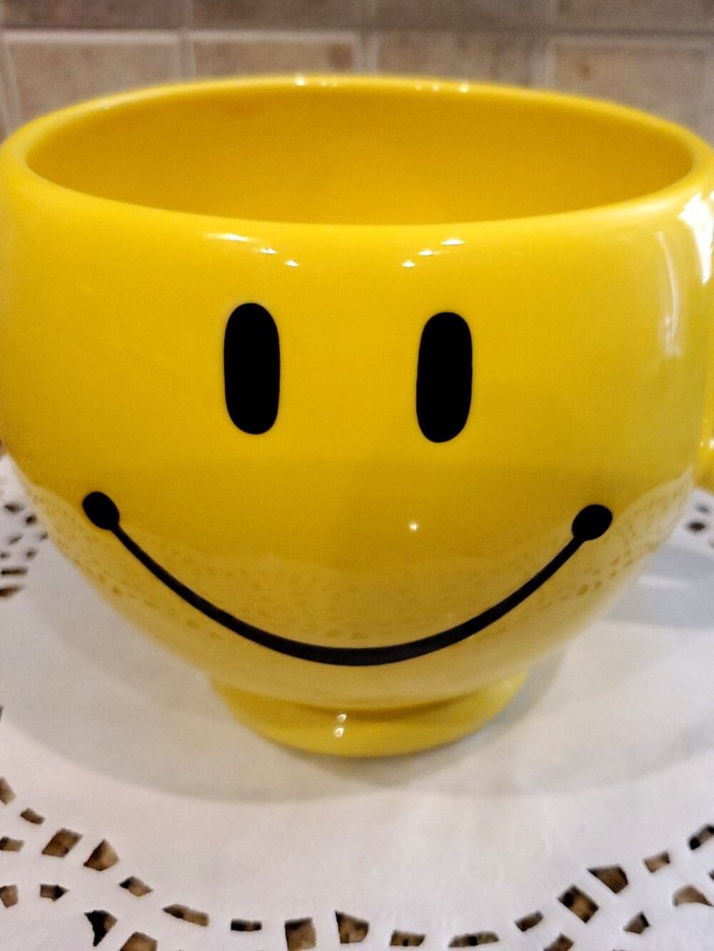 Teleflora Large Classic Yellow Smiley Face 20 oz. Coffee Cup Happy Emoji Mug